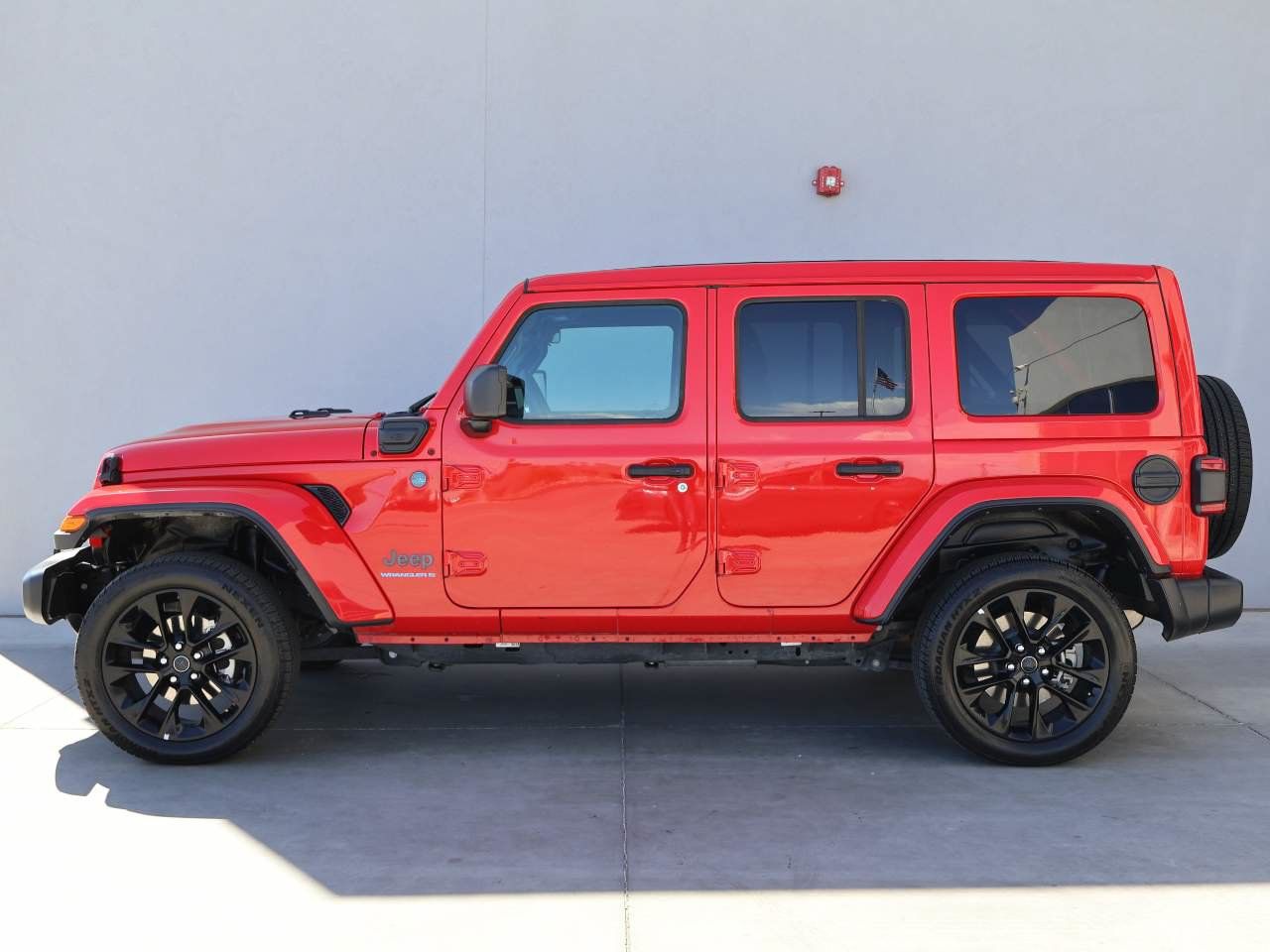 Used 2025 Jeep Wrangler Unlimited Sahara w/ Safety Group AWD/4WD image 2