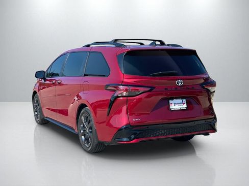 Used 2025 Toyota Sienna XSE FWD image 7