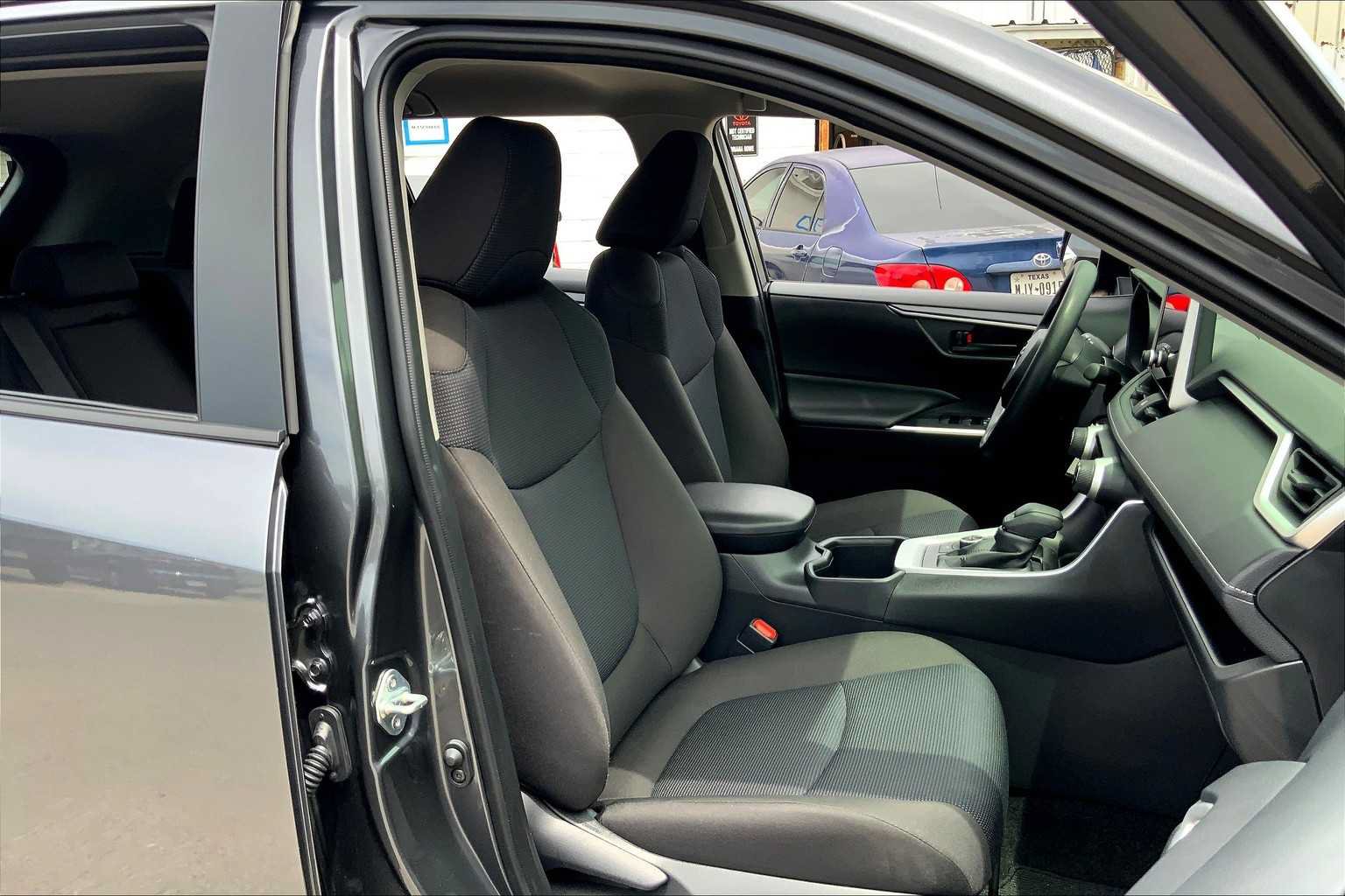 Used 2025 Toyota RAV4 LE AWD/4WD image 9