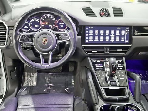 Used 2022 Porsche Cayenne Platinum Edition image 14