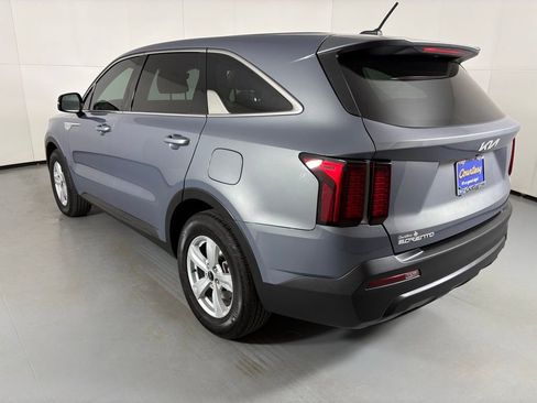 Used 2023 Kia Sorento LX image 6