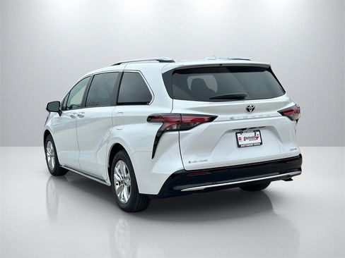 Used 2026 Toyota Sienna Limited image 7