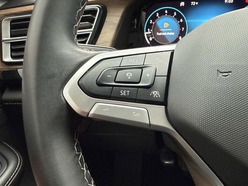 Used 2025 Volkswagen Atlas SE AWD/4WD image 25