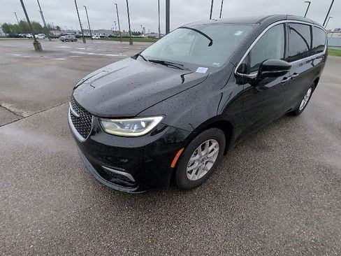 Used 2024 Chrysler Pacifica Touring-L image 16