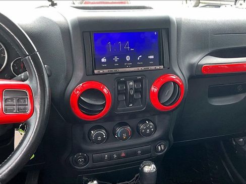 Used 2015 Jeep Wrangler Unlimited Sahara w/ Connectivity Group AWD/4WD image 8