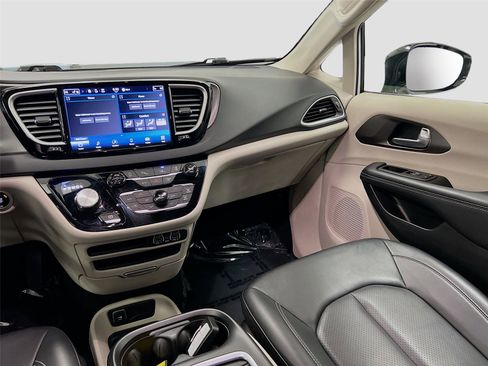 Used 2024 Chrysler Pacifica Touring-L image 32