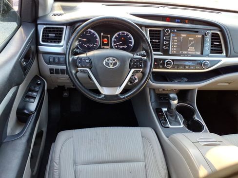 Certified 2017 Toyota Highlander Plus w/ Protection Package #3 AWD/4WD image 9