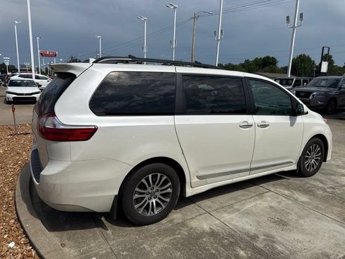 Used 2018 Toyota Sienna XLE w/ XLE Navigation Package FWD image 5