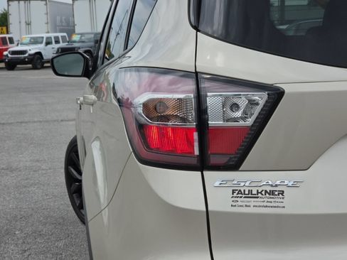 Used 2017 Ford Escape SE w/ Equipment Group 201A FWD image 11
