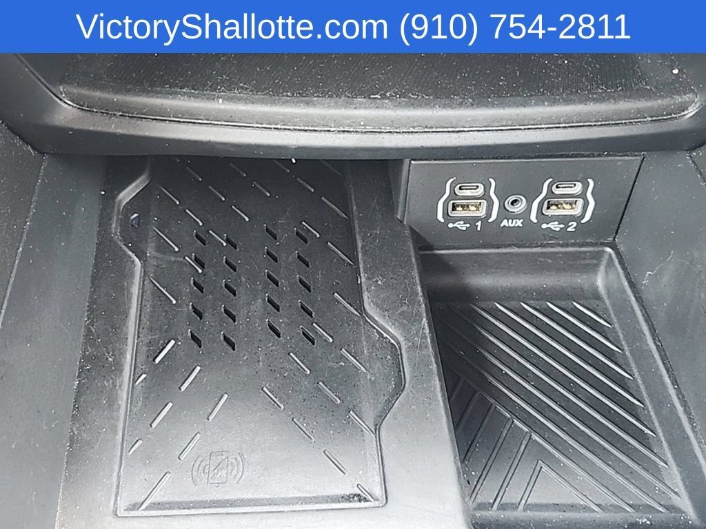 Used 2025 Chrysler Pacifica Limited FWD image 11