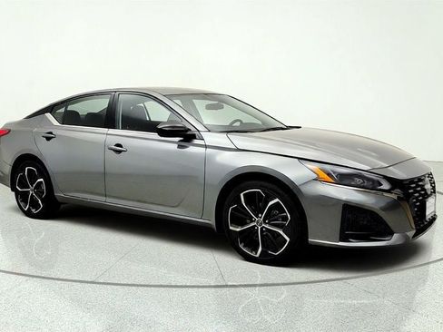 Used 2023 Nissan Altima 2.5 SR AWD/4WD image 3