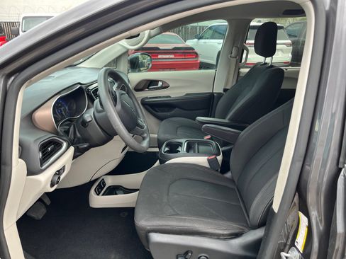 Used 2018 Chrysler Pacifica Touring Plus w/ Tire & Wheel Group FWD image 14