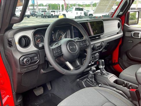 Used 2024 Jeep Gladiator Sport AWD/4WD image 15