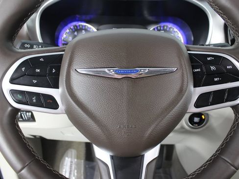 Used 2018 Chrysler Pacifica Touring-L FWD image 12