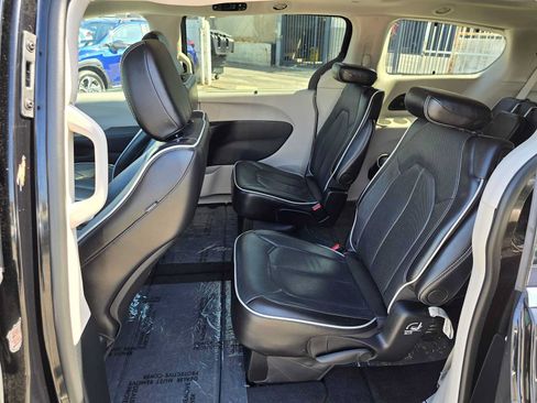Used 2024 Chrysler Pacifica Limited FWD image 17