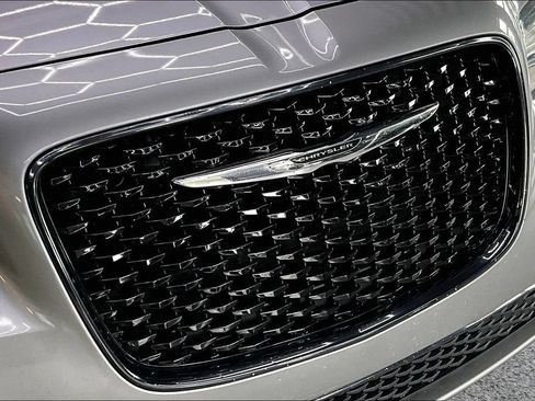 Used 2018 Chrysler 300 S AWD/4WD image 34