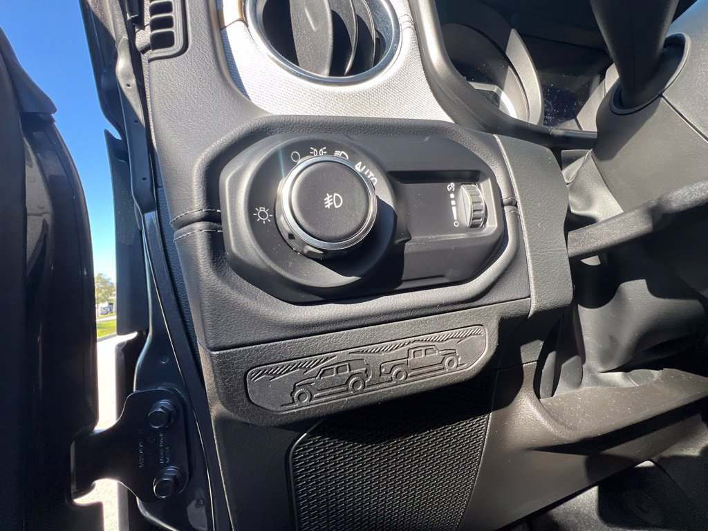 Used 2025 Jeep Wrangler Unlimited Sahara w/ Technology Group AWD/4WD image 33