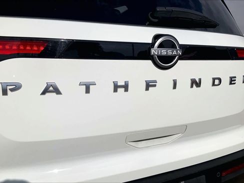 Used 2025 Nissan Pathfinder SV FWD image 10