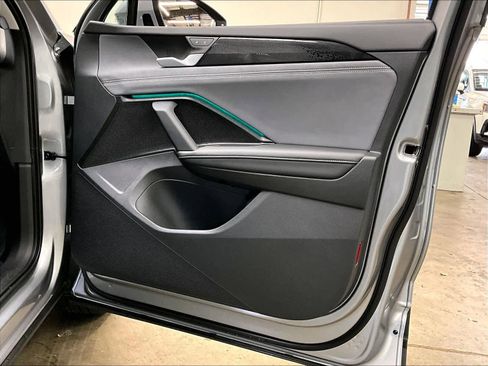 Certified 2025 Volkswagen Tiguan SE w/ Panoramic Sunroof Package image 26