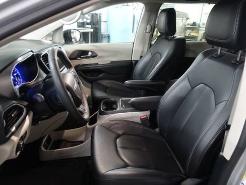 Used 2024 Chrysler Pacifica Touring-L FWD image 10