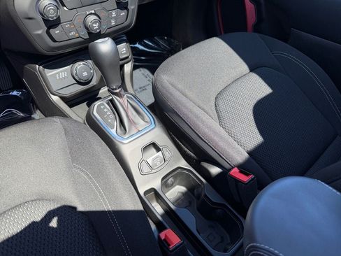 Used 2023 Jeep Renegade Latitude w/ Sun/Sound Group AWD/4WD image 18