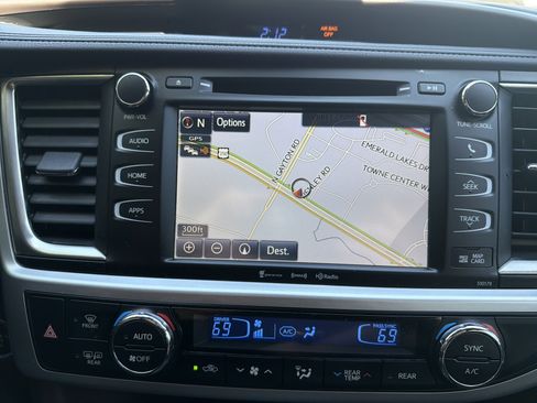 Used 2018 Toyota Highlander XLE image 24