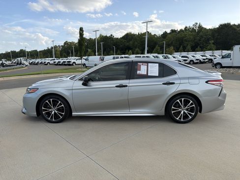 Used 2018 Toyota Camry SE w/ Moonroof Package FWD image 26
