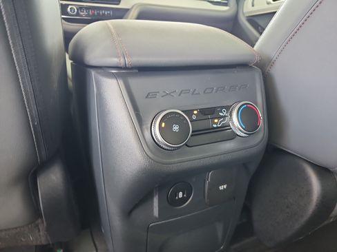 Used 2025 Ford Explorer Active w/ Active Comfort Package RWD image 18