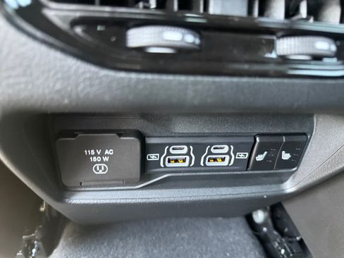 Used 2025 Jeep Grand Cherokee Limited w/ MOPAR Finishing Package AWD/4WD image 19