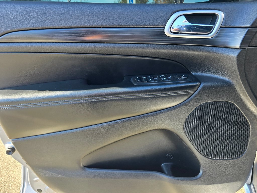 Used 2019 Jeep Grand Cherokee Altitude AWD/4WD image 12