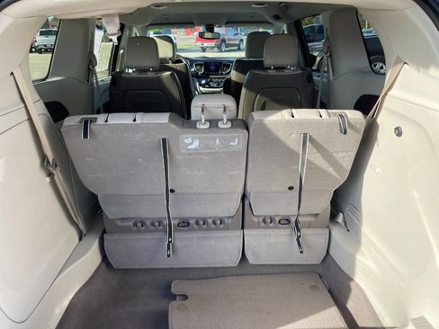 Used 2019 Chrysler Pacifica Touring-L image 13