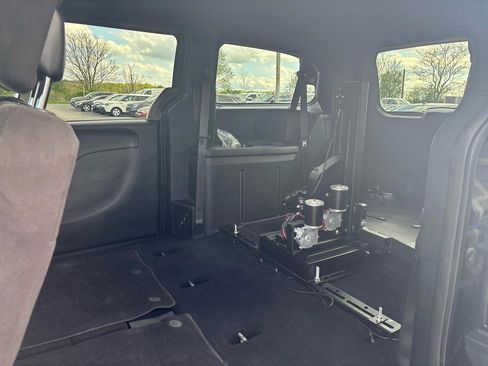 Used 2014 Dodge Grand Caravan SE FWD image 13