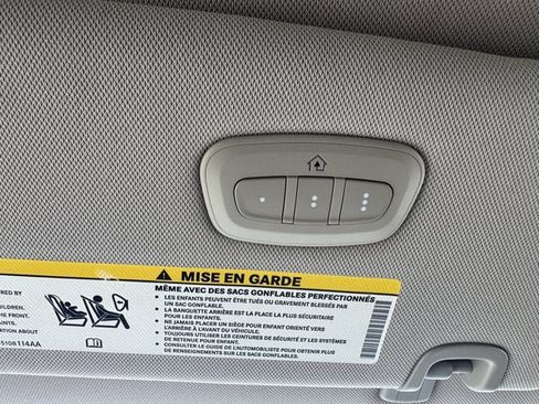 Used 2023 Chrysler Pacifica Limited w/ Uconnect Theater Family Group FWD image 29