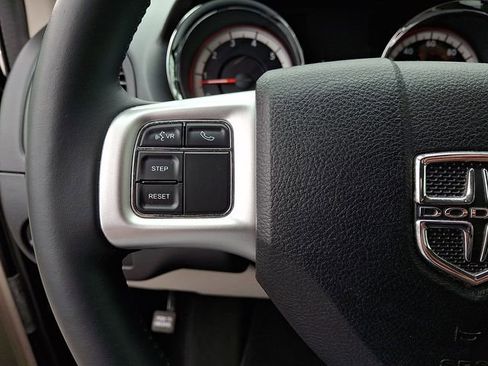 Used 2015 Dodge Grand Caravan SXT w/ UConnect Hands-Free Group FWD image 19