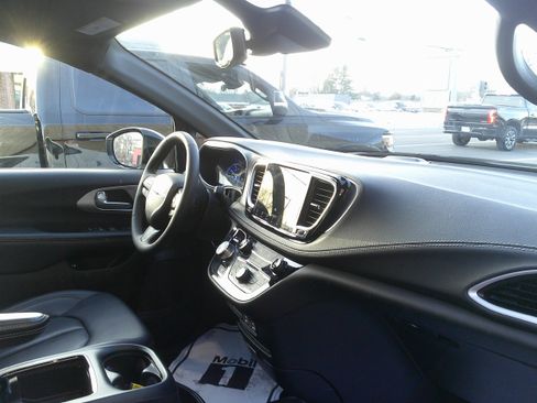 Used 2024 Chrysler Pacifica Select image 25