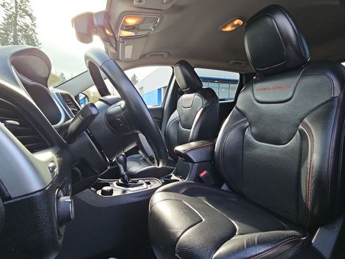 Used 2017 Jeep Cherokee Trailhawk image 13