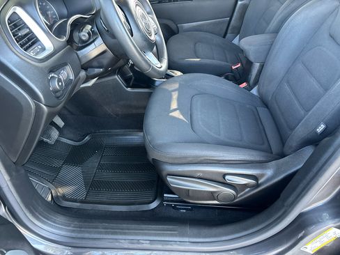 Used 2018 Jeep Renegade Latitude image 10