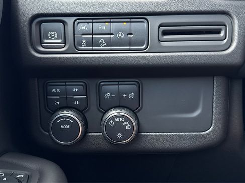 Used 2023 Chevrolet Suburban Z71 image 34