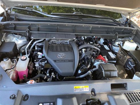 Used 2024 Toyota Highlander LE FWD image 9