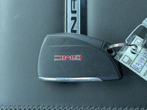 Used 2025 GMC Yukon XL Denali AWD/4WD image 33