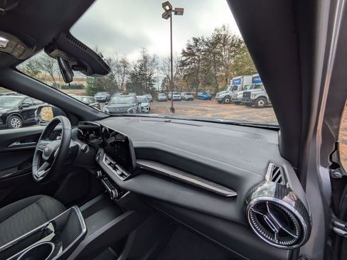 Used 2025 Chevrolet Equinox LT image 28