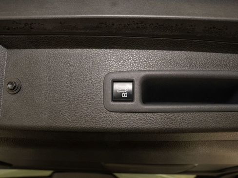 Used 2025 Toyota Sienna XLE image 6