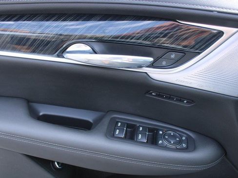 Used 2024 Cadillac XT6 Premium Luxury AWD/4WD image 9