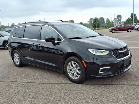 Used 2022 Chrysler Pacifica Touring-L FWD image 3