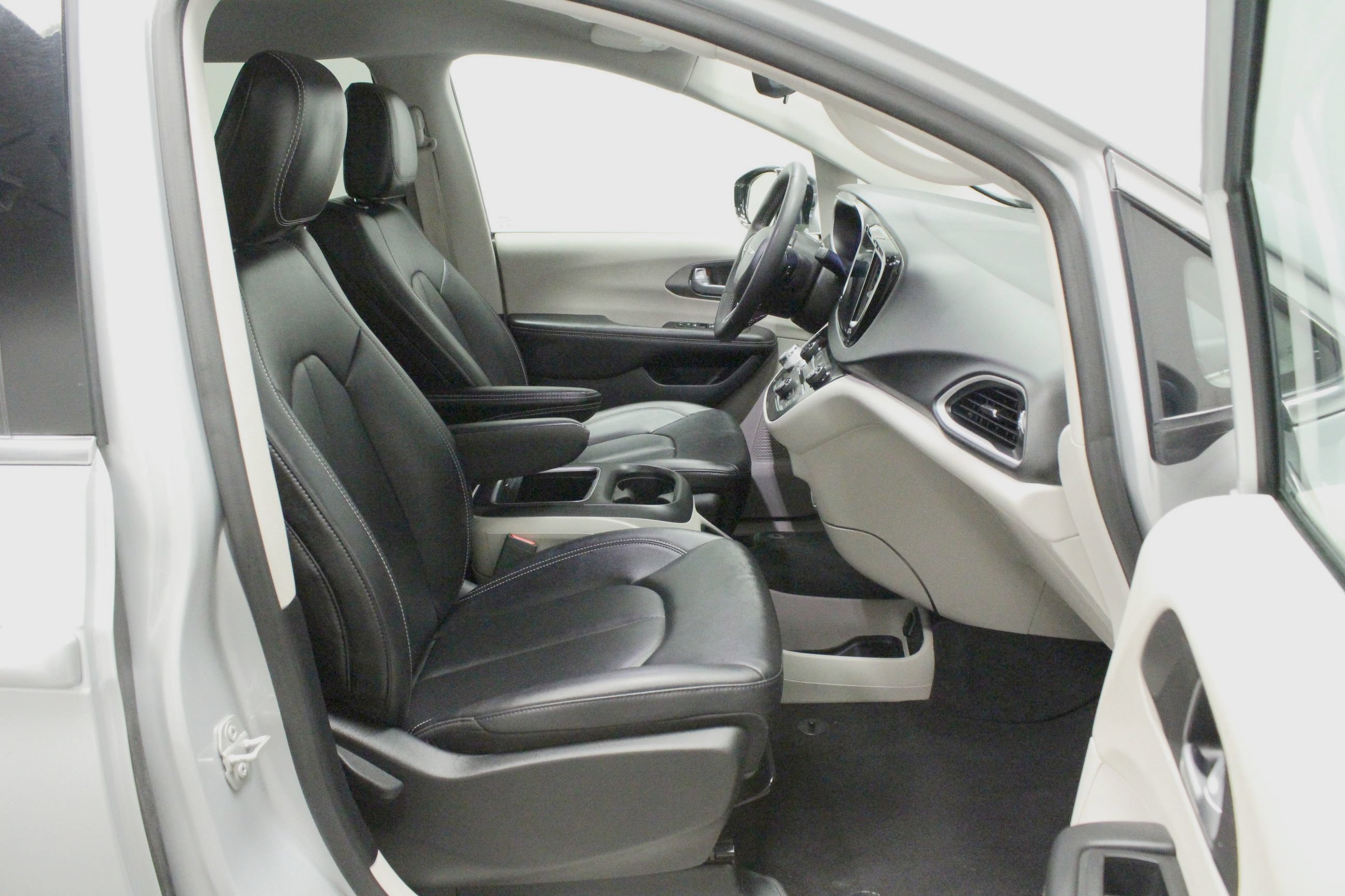 Used 2024 Chrysler Pacifica Touring-L FWD image 14