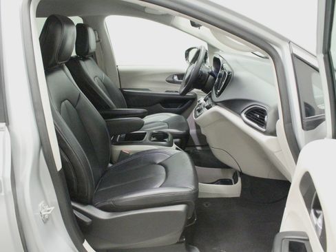 Used 2024 Chrysler Pacifica Touring-L FWD image 14