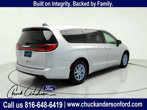 Used 2023 Chrysler Pacifica Touring-L FWD image 7