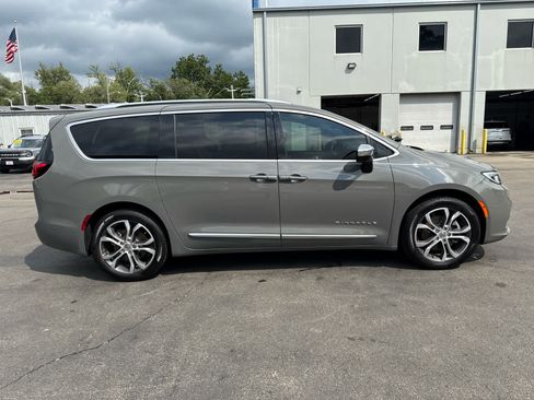 Used 2025 Chrysler Pacifica Pinnacle w/ Trailer Tow Group AWD/4WD image 2