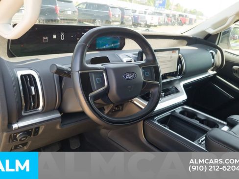 Used 2025 Ford Expedition Platinum AWD/4WD image 16