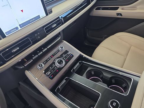 Used 2023 Lincoln Aviator Reserve AWD/4WD image 25